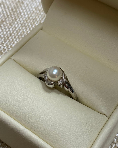 14K White Gold .01tw Diamond and Pearl Ring